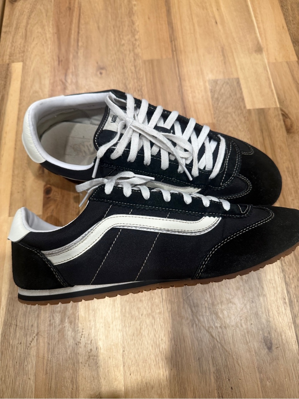 Vans Men’s Black & White Low-Top Serio Sneakers